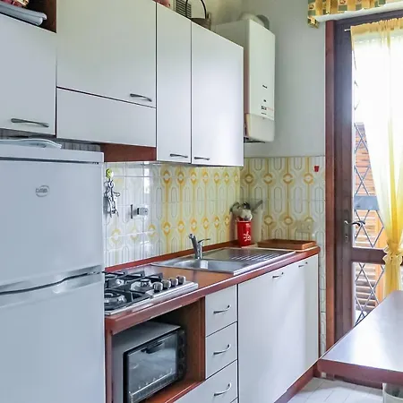 Cozy Apt With Balcony Near The Station! 아파트 비아레지오