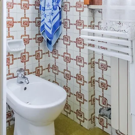 Appartamento Cozy Apt With Balcony Near The Station!